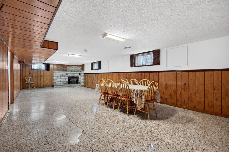 FAMILY HOME ON LARGE LOT IN LOWER STONEY CREEK!
