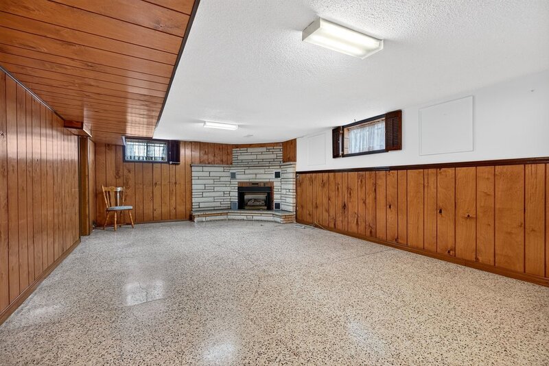 FAMILY HOME ON LARGE LOT IN LOWER STONEY CREEK!