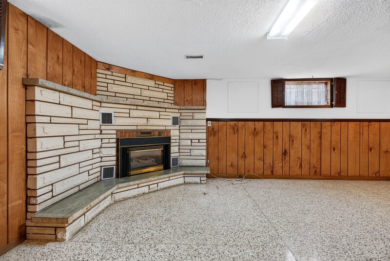FAMILY HOME ON LARGE LOT IN LOWER STONEY CREEK!