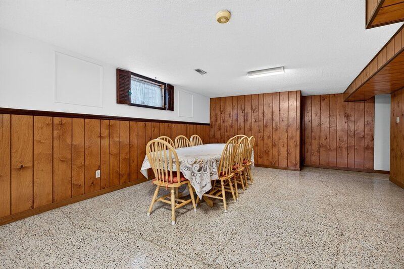 FAMILY HOME ON LARGE LOT IN LOWER STONEY CREEK!