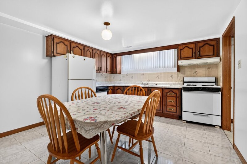 FAMILY HOME ON LARGE LOT IN LOWER STONEY CREEK!