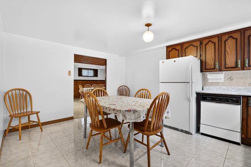 FAMILY HOME ON LARGE LOT IN LOWER STONEY CREEK!