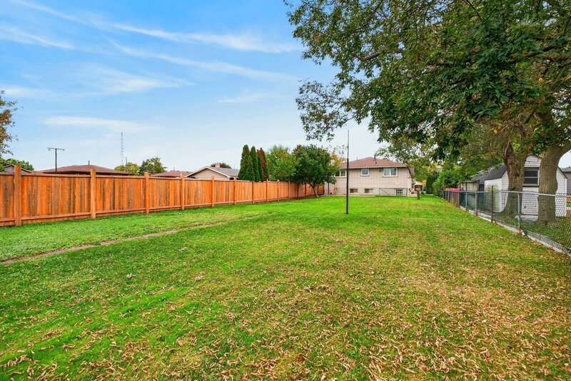 FAMILY HOME ON LARGE LOT IN LOWER STONEY CREEK!