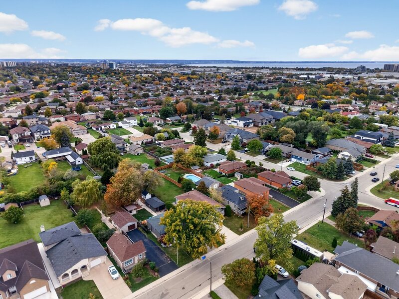 FAMILY HOME ON LARGE LOT IN LOWER STONEY CREEK!