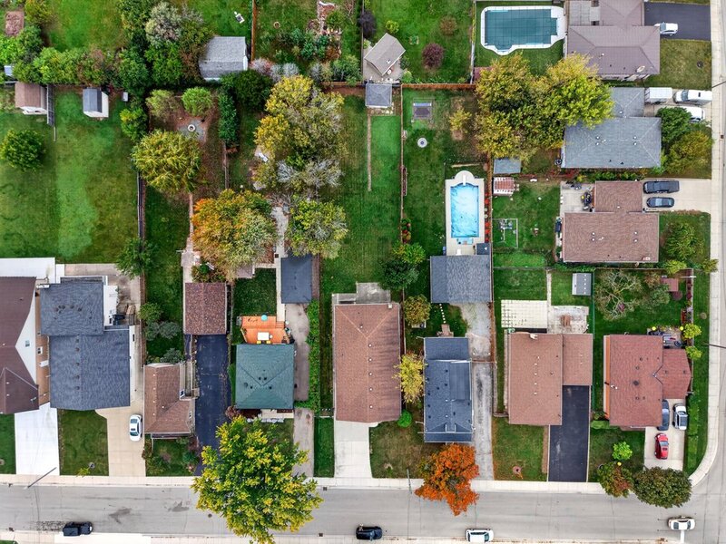 FAMILY HOME ON LARGE LOT IN LOWER STONEY CREEK!