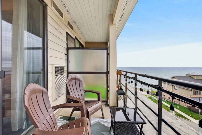 AMAZING VIEWS IN THIS GORGEOUS GRIMSBY 1BR+DEN CONDO