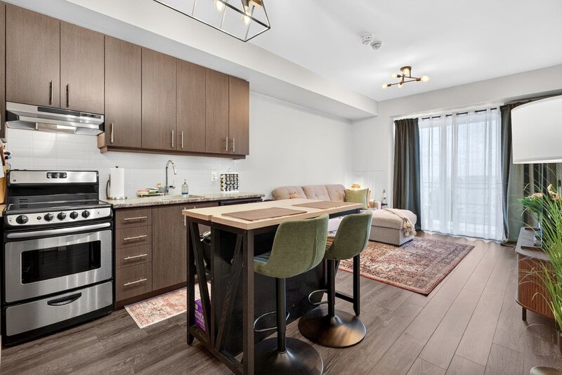 AMAZING VIEWS IN THIS GORGEOUS GRIMSBY 1BR+DEN CONDO
