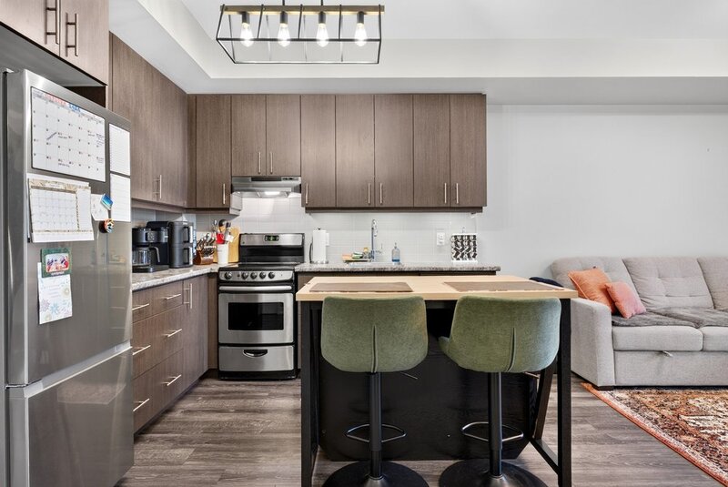AMAZING VIEWS IN THIS GORGEOUS GRIMSBY 1BR+DEN CONDO