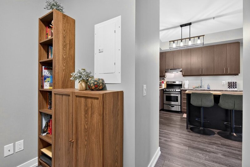 AMAZING VIEWS IN THIS GORGEOUS GRIMSBY 1BR+DEN CONDO