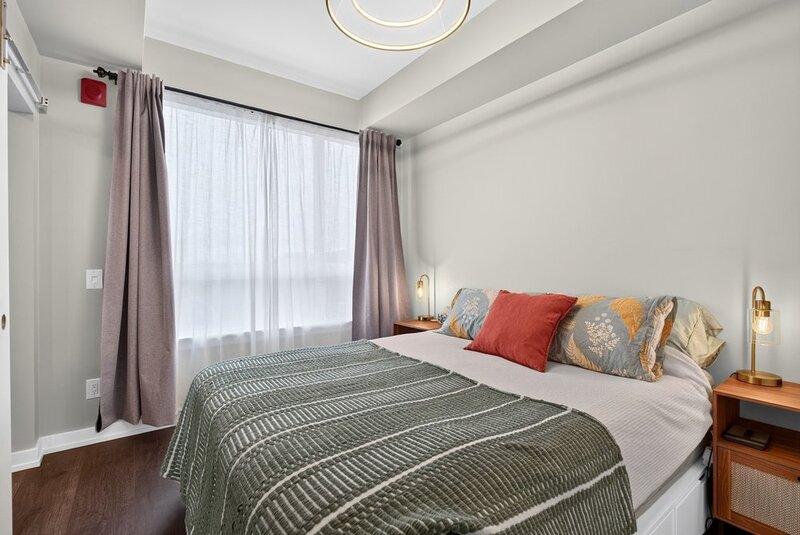 AMAZING VIEWS IN THIS GORGEOUS GRIMSBY 1BR+DEN CONDO