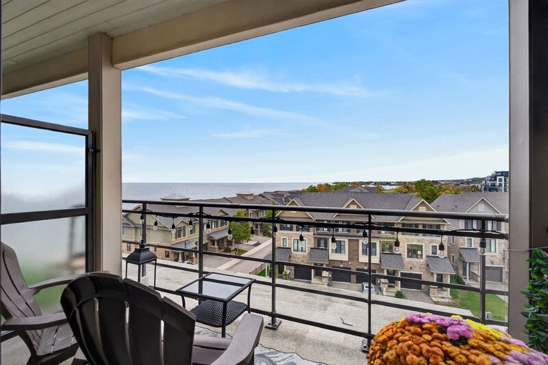 AMAZING VIEWS IN THIS GORGEOUS GRIMSBY 1BR+DEN CONDO