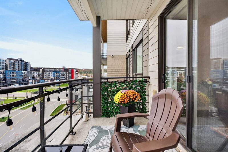 AMAZING VIEWS IN THIS GORGEOUS GRIMSBY 1BR+DEN CONDO