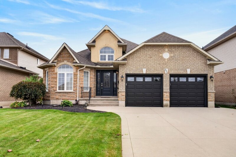 FANTASTIC BUNGALOW ON UPPER STONEY CREEK MOUNTAIN!